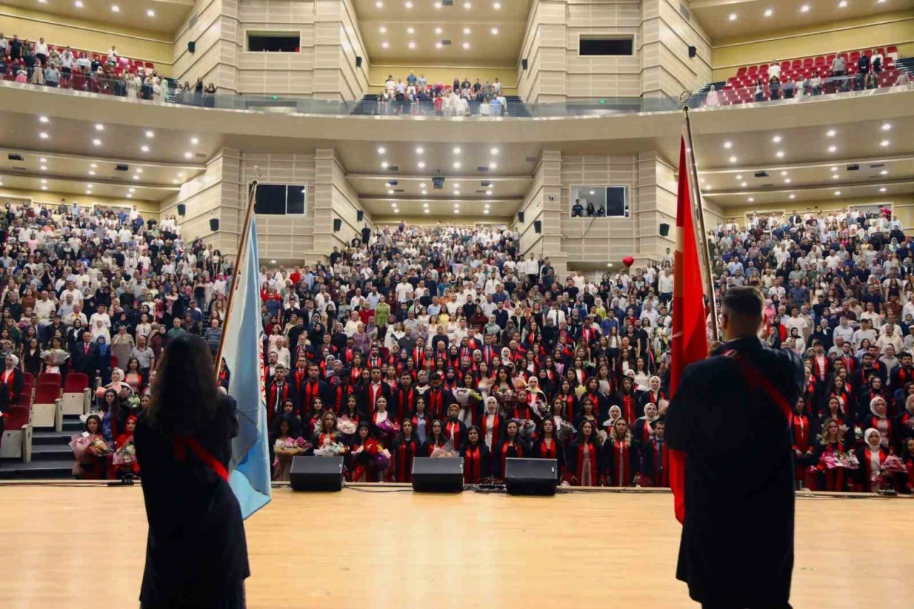 ER&Uuml; Eğitim Fak&uuml;ltesi yeni mezunlarını verdi
