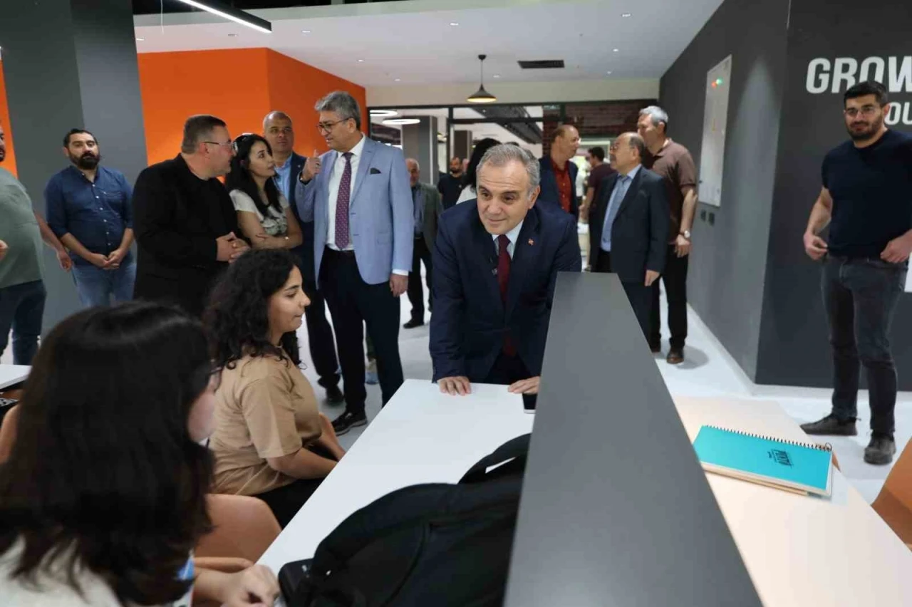 ERÜ’nün yenilenen Kadir Has Merkez Kütüphanesi hiz