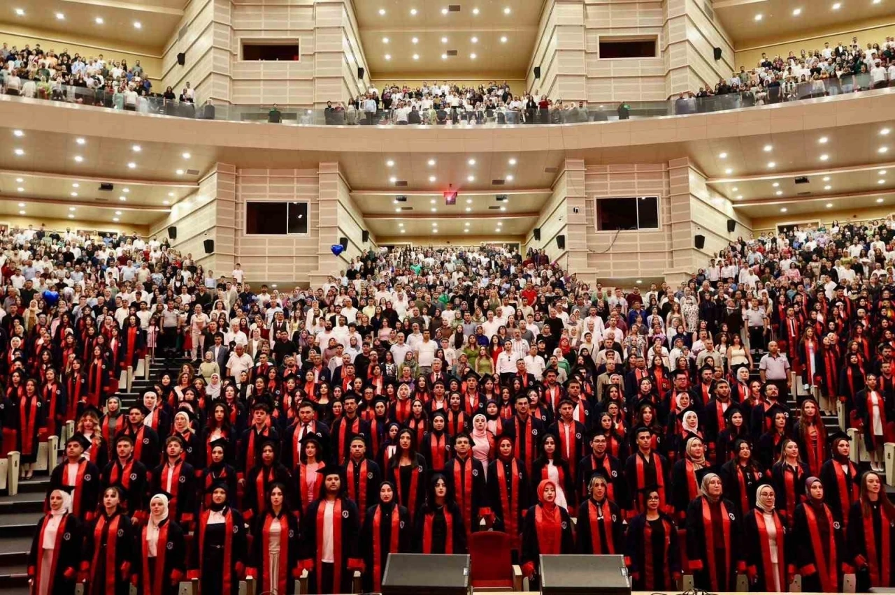 ER&Uuml; Sağlık Hizmetleri Meslek Y&uuml;ksekokulu yeni mezunlarını verdi
