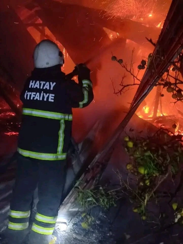 Erzin’de baraka alevlere teslim oldu
