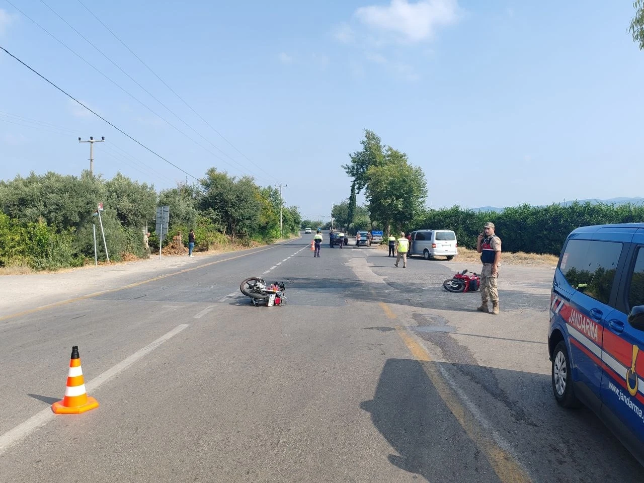 Erzin’de çarpışan 2 motosikletin sürücüsü yaralandı
