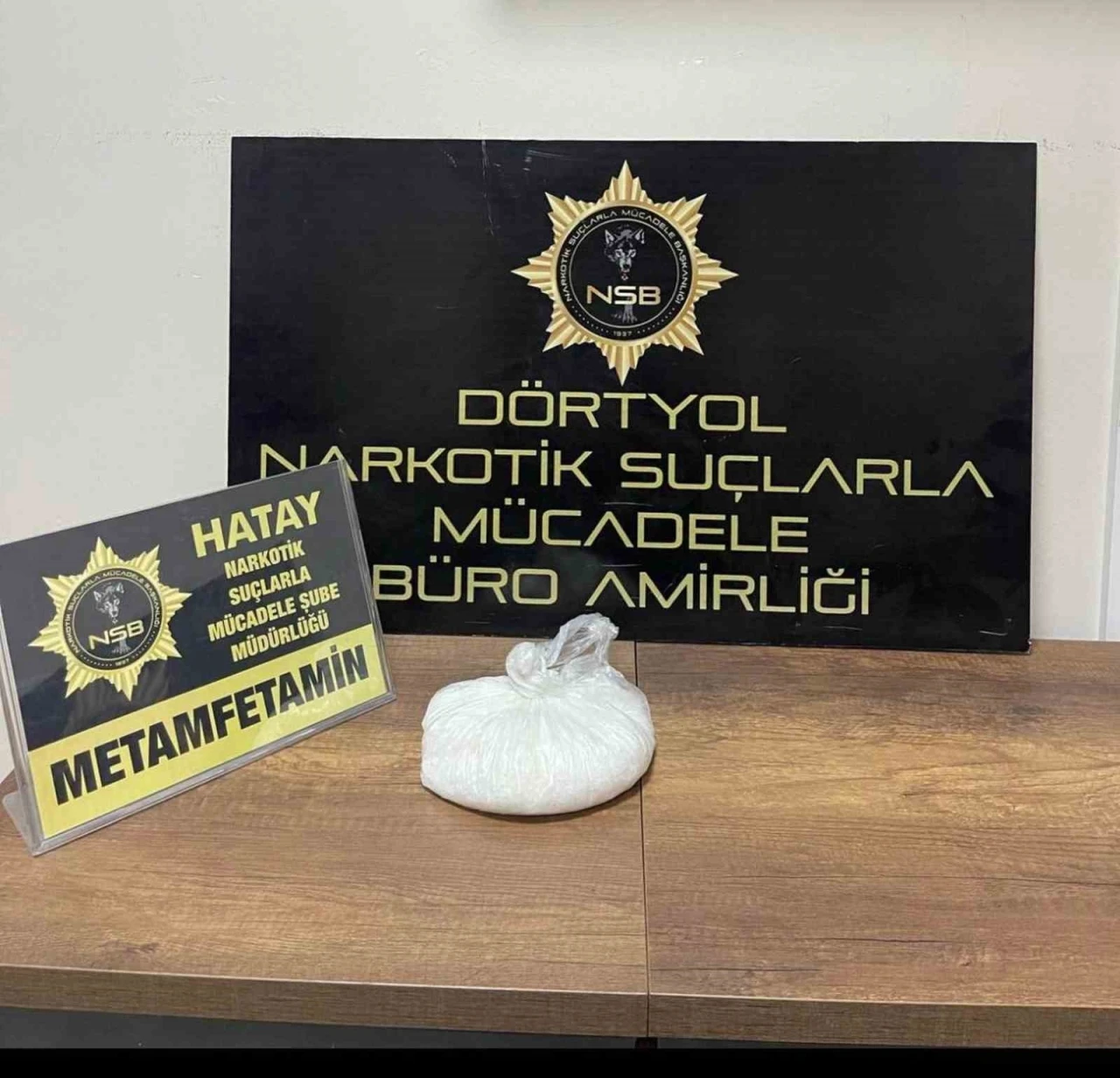 Erzin’de durdurulan araçta 650 gram metamfetamin ele geçirildi
