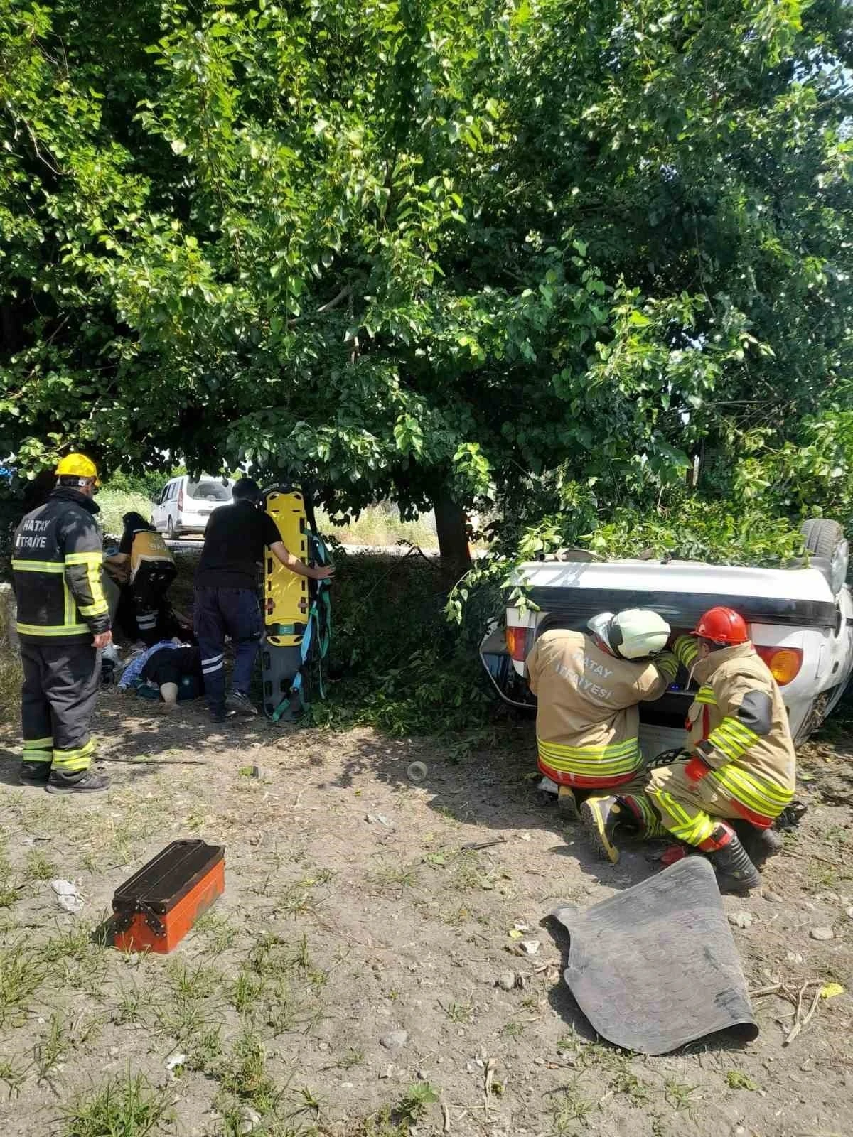 Erzin’de otomobil takla attı: 3 yaralı