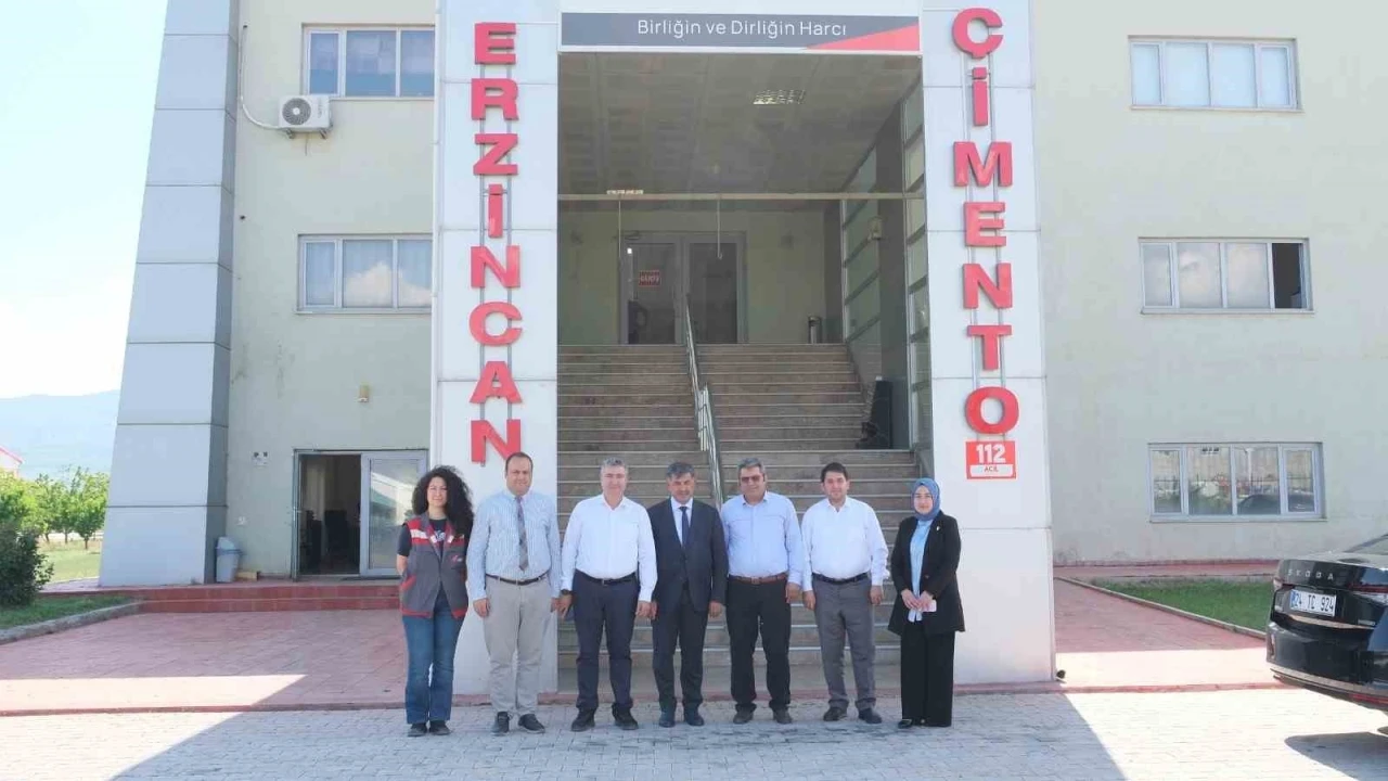 Erzincan Belediye Başkanı Bekir Aksun, &ccedil;imento fabrikasını ziyaret etti
