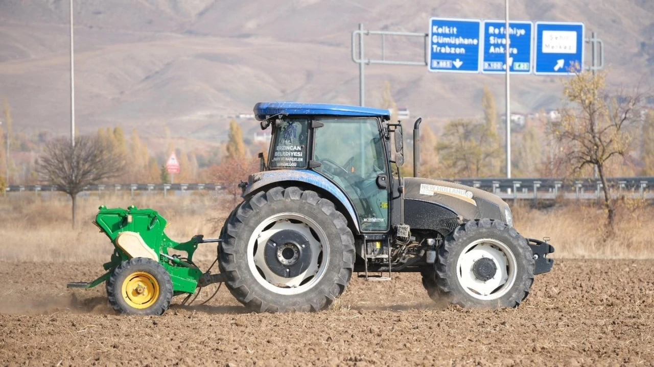 Erzincan Belediyesi uygulama tarlalarında hububat ekimi yaptı
