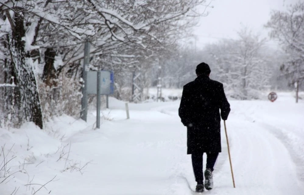 Erzincan beyaza b&uuml;r&uuml;nd&uuml;: Ge&ccedil;itlerde karla m&uuml;cadele seferberliği
