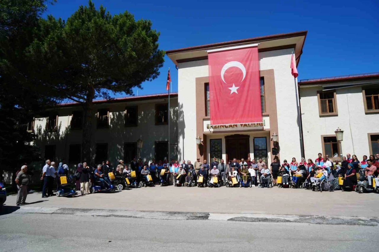 Erzincan’da 24 engelliye akülü sandalye hediye edildi
