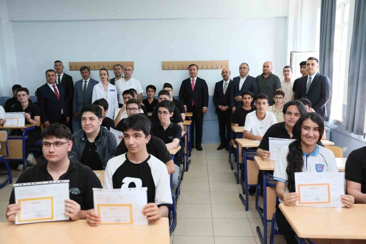 Erzincan&rsquo;da 41 bin 526 &ouml;ğrenci karne heyecanı yaşadı
