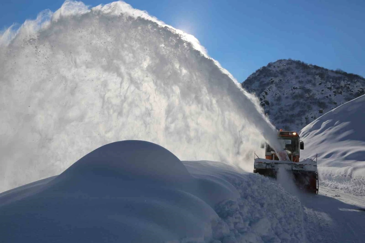 Erzincan&rsquo;da 449 k&ouml;y yolu ulaşıma kapandı

