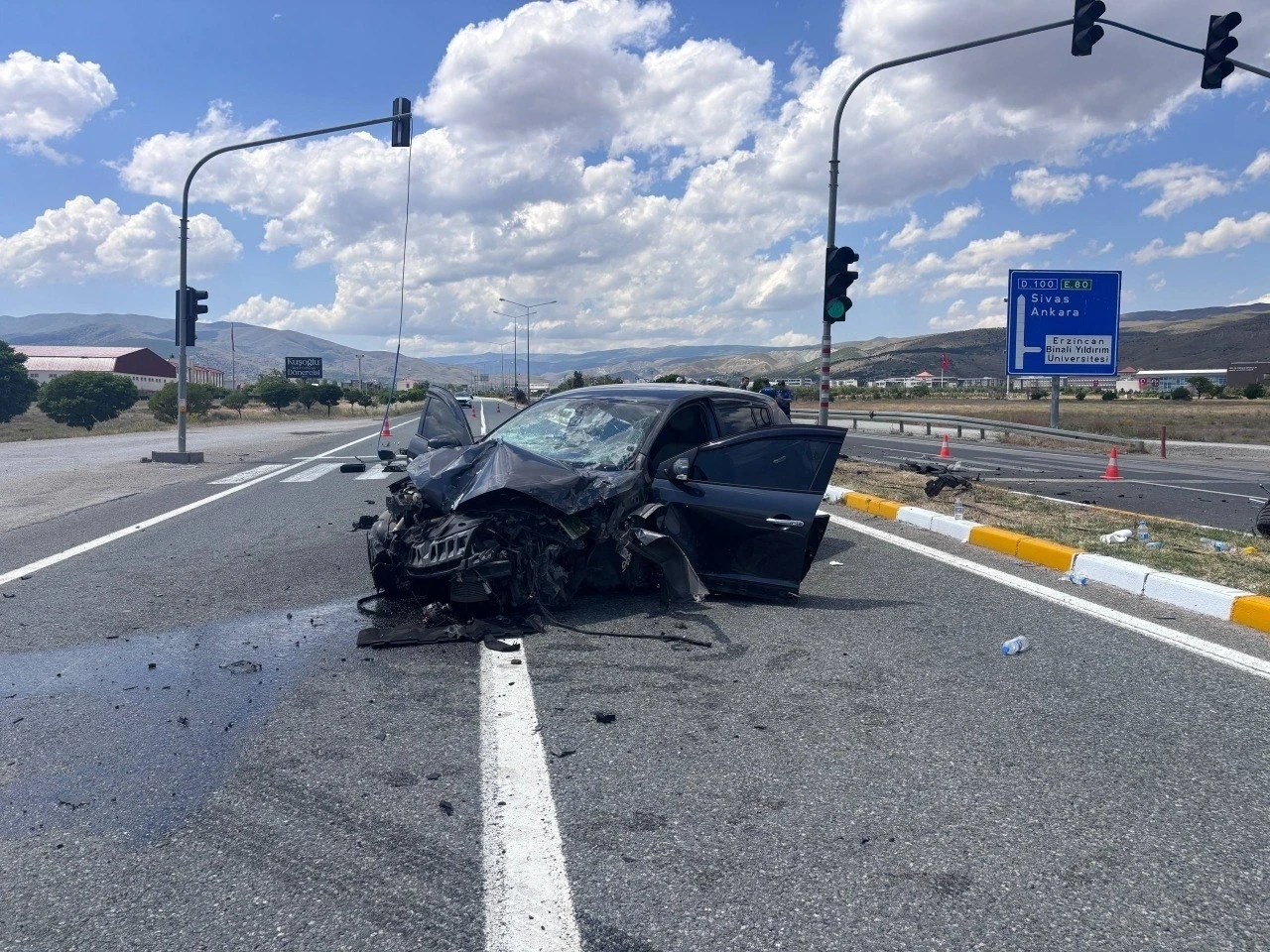 Erzincan&rsquo;da 5 kişinin yaralandığı trafik kazası kamerada
