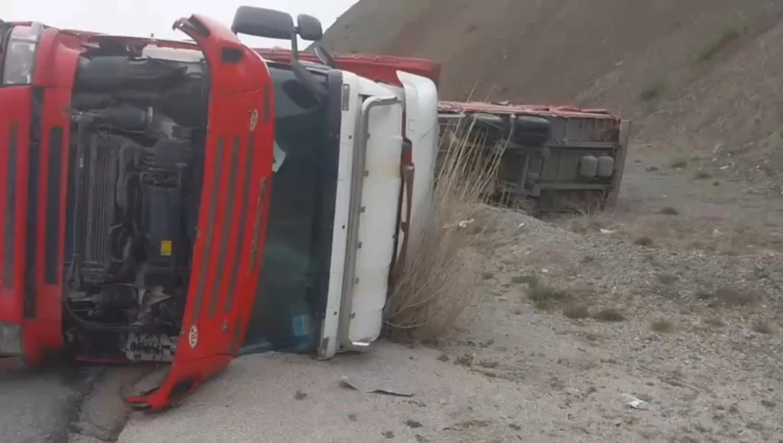 Erzincan’da beyaz eşya yüklü tır devrildi
