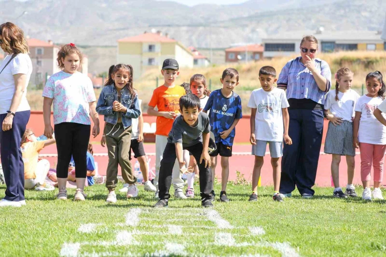 Erzincan&rsquo;da bin &ouml;ğrenci geleneksel oyunlar şenliğinde buluştu
