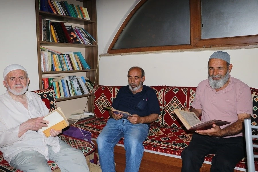 Erzincan’da camiler kitapla buluştu: Hem çay yudumluyorlar hem kitap okuyorlar
