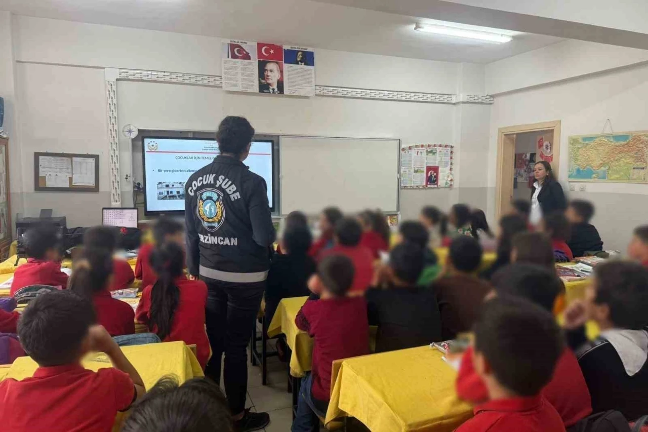 Erzincan’da çocuk polisi bilgilendiriyor
