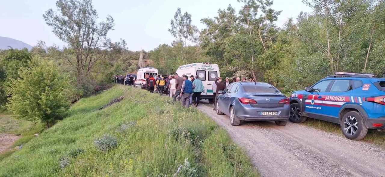 Erzincan’da devrilen traktörün altında kalan sürücü hayatını kaybetti
