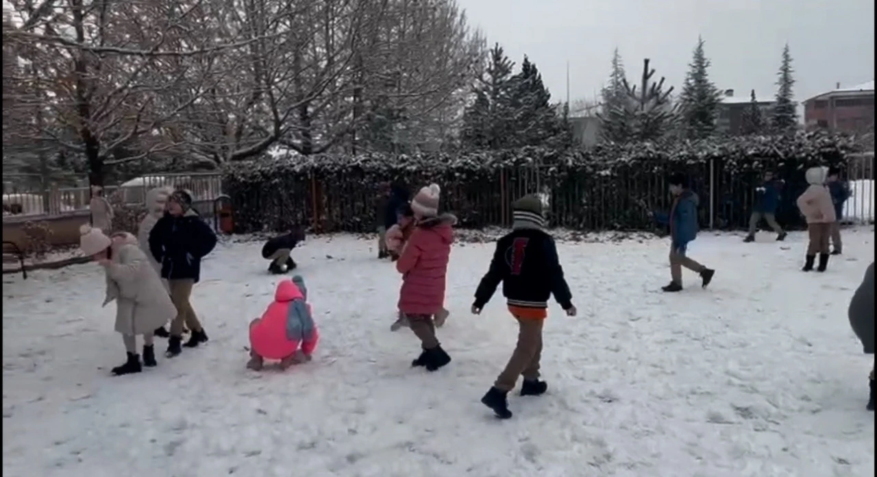 Erzincan&rsquo;da eğitime 1 g&uuml;n ara verildi
