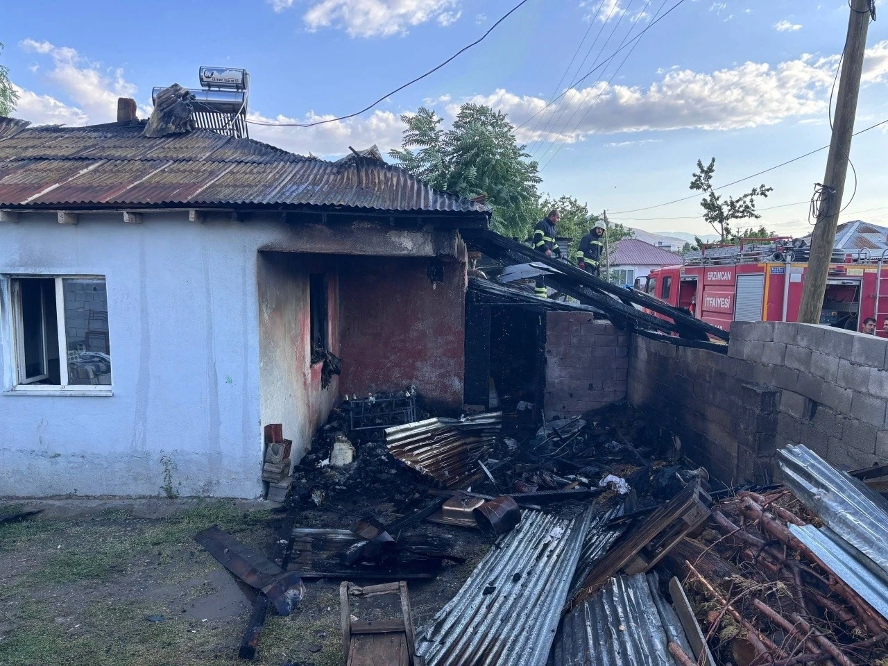 Erzincan&rsquo;da ev yangını
