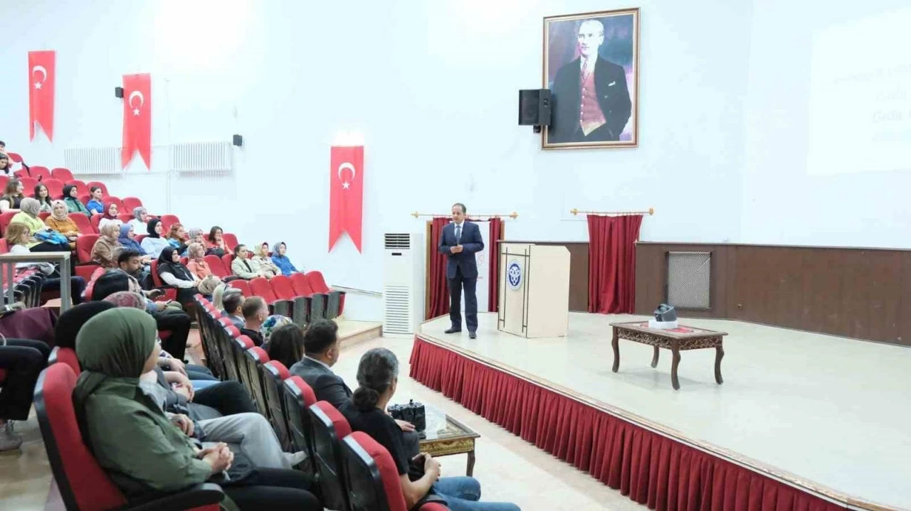 Erzincan’da gıda üzerine seminer düzenledi
