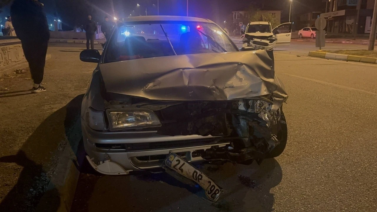 Erzincan’da iki araç kafa kafaya çarpıştı: 3 yaralı
