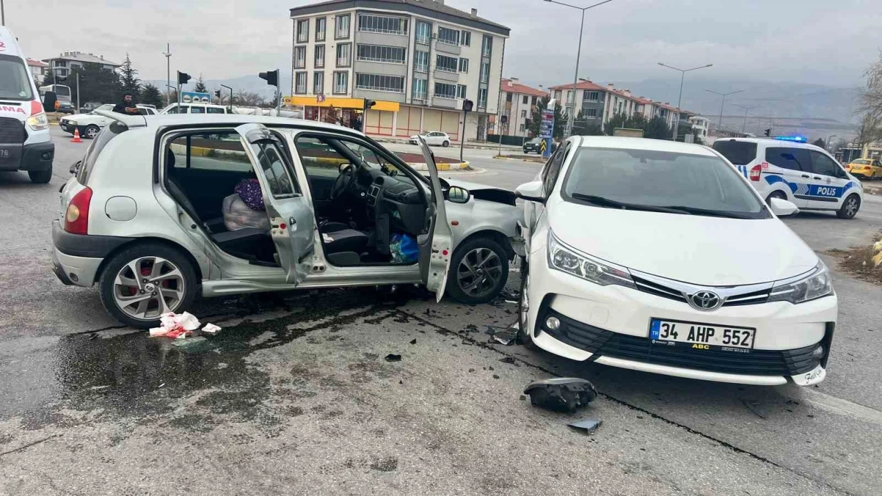 Erzincan&rsquo;da iki otomobil &ccedil;arpıştı: 2 yaralı
