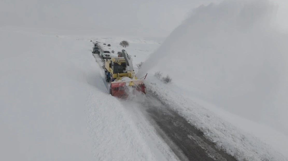 Erzincan&rsquo;da kar ve tipi: 328 k&ouml;y yolu ulaşıma kapandı
