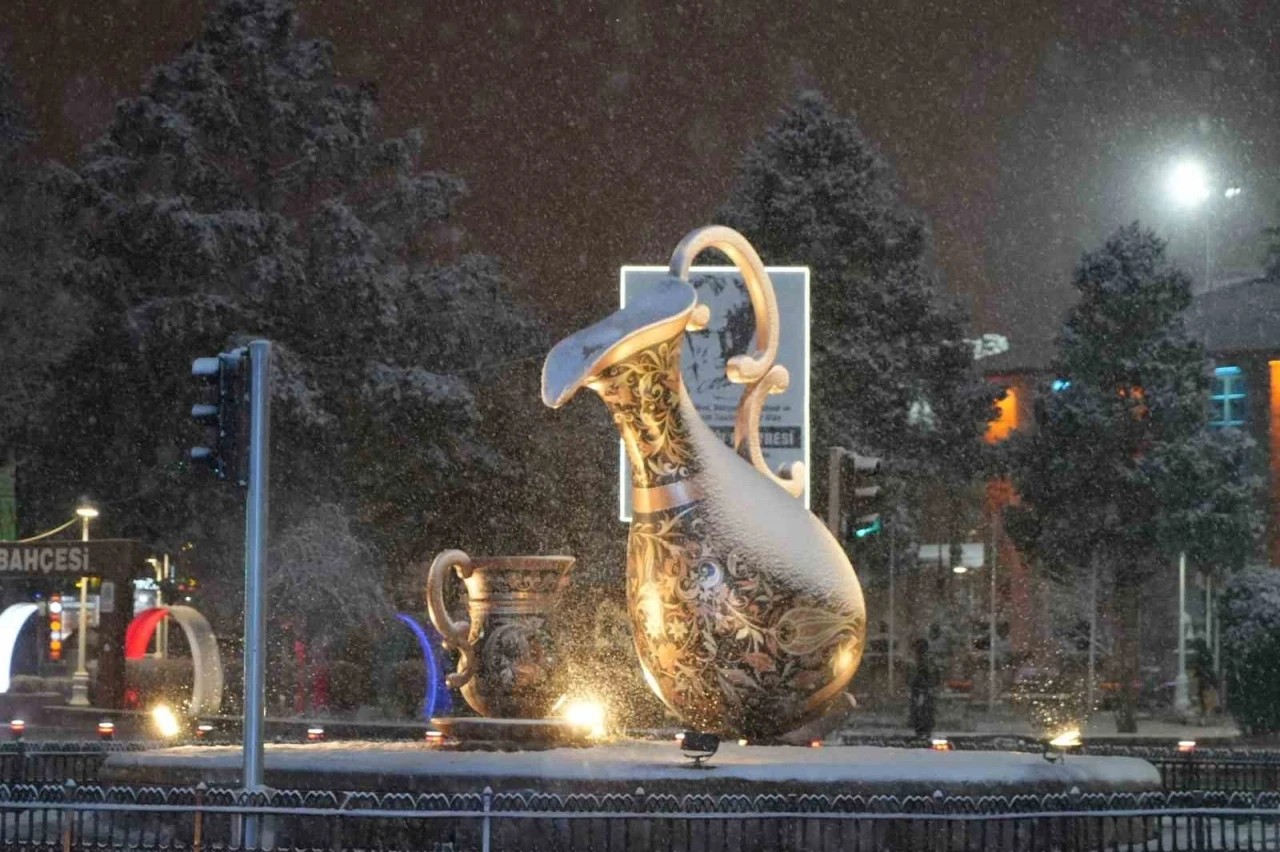 Erzincan&rsquo;da kar yağışı
