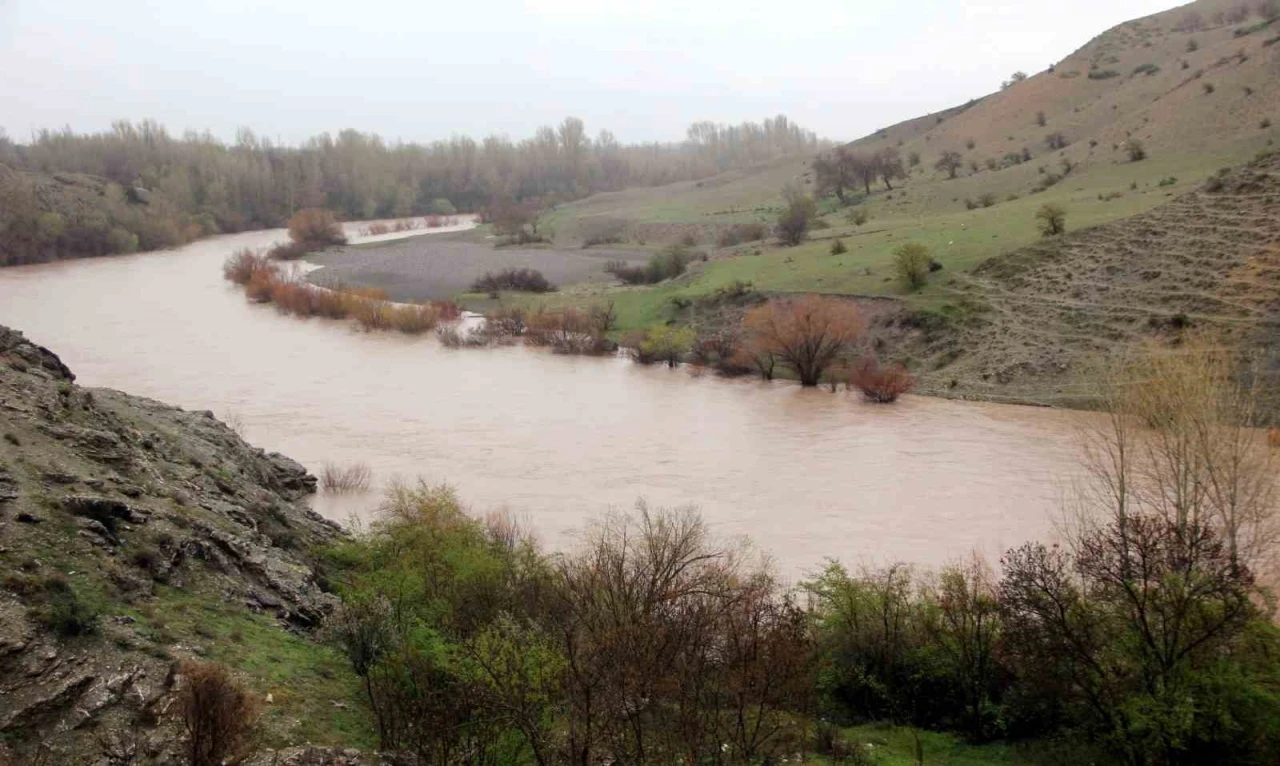 Erzincan’da Karasu ve Fırat Nehri’nin debisi arttı
