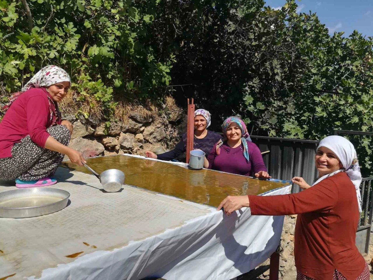 Erzincan’da kazanlar pestil için kaynıyor
