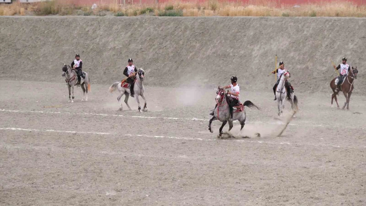 Erzincan&rsquo;da Kul&uuml;pler İl Birinciliği Atlı Cirit m&uuml;sabakaları tamamlandı
