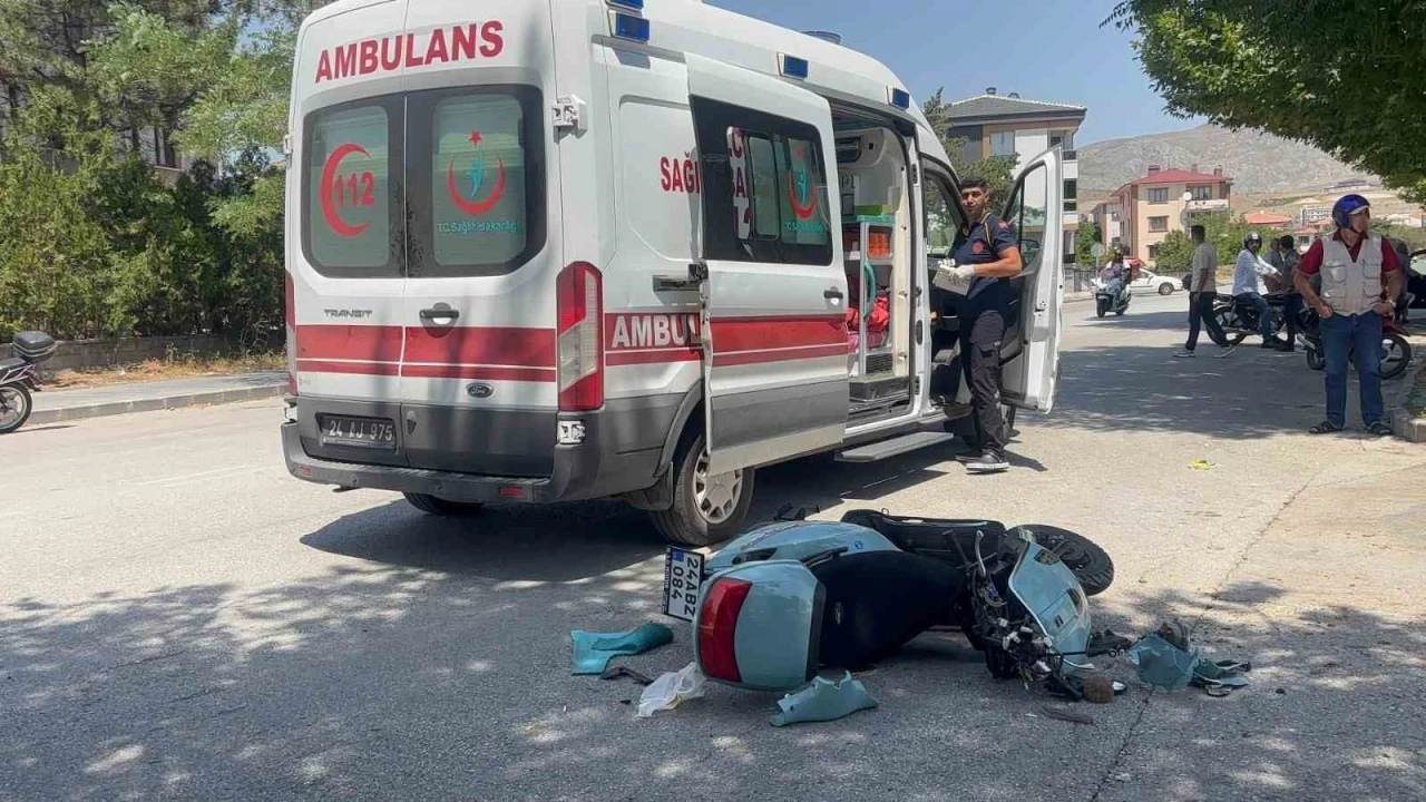 Erzincan’da motosiklet ile hafif ticari araç çarpıştı: 1 yaralı
