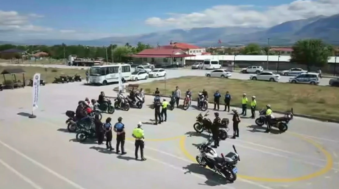 Erzincan’da motosiklet sürücülerine güvenli sürüş eğitimi verildi
