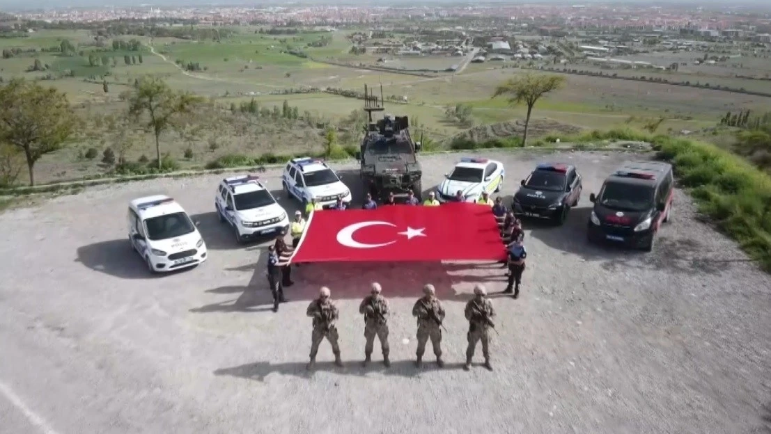 Erzincan’da polisler gençler için klip çekti
