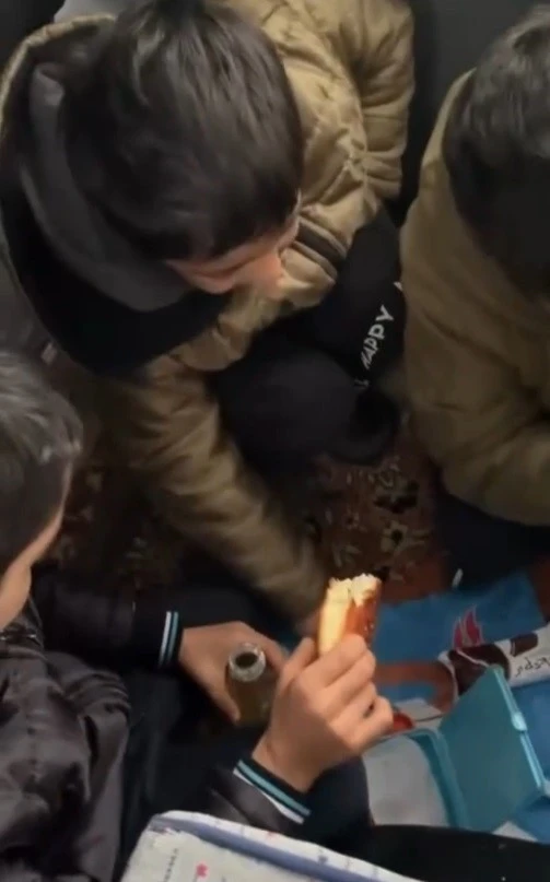 Erzincan&rsquo;da servis kara saplandı, acıkan minik &ouml;ğrenciler beslenme &ccedil;antalarına sarıldı
