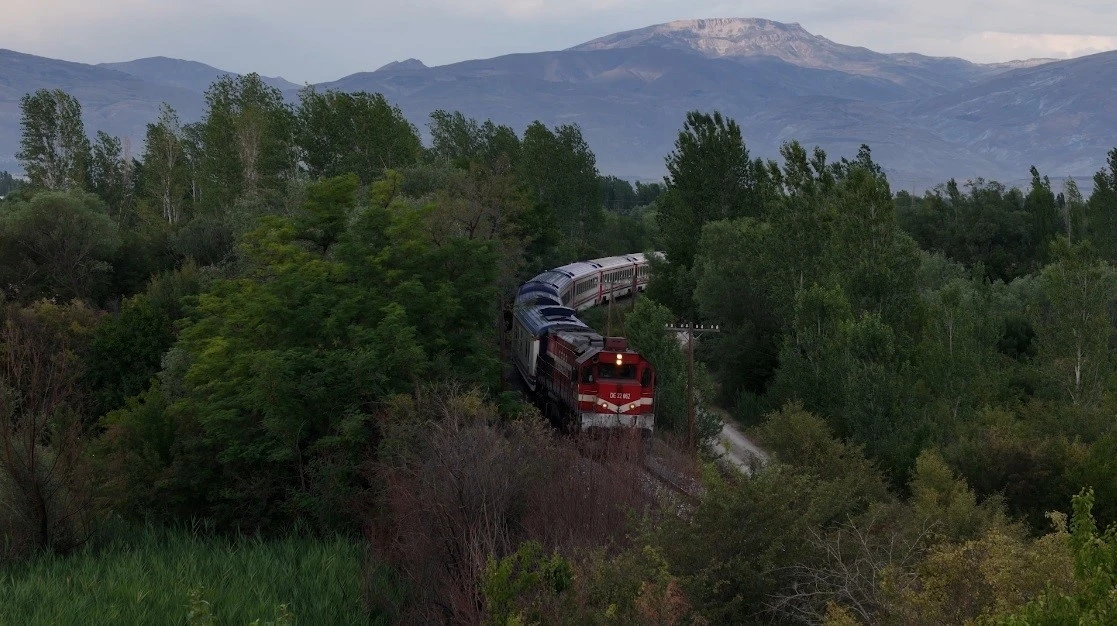 Erzincan’da sonbahar manzarası eşliğinde yol alan Doğu Ekspresi
