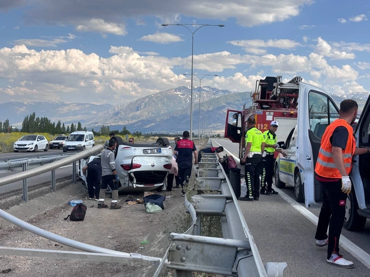 Erzincan&rsquo;da ters d&ouml;nen otomobilin s&uuml;r&uuml;c&uuml;s&uuml; kazayı yara almadan atlattı
