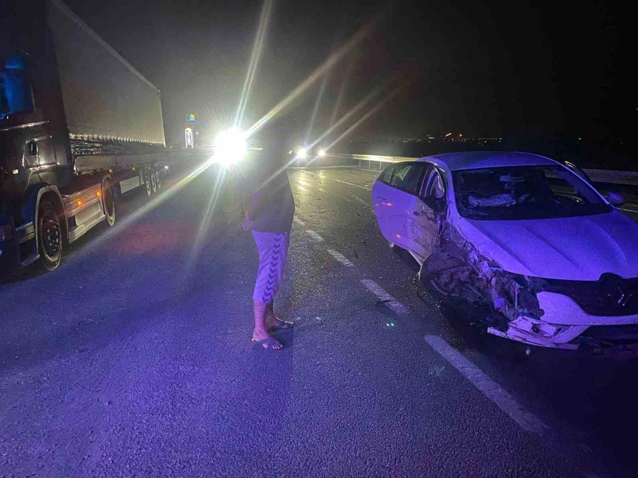 Erzincan&rsquo;da tır ile otomobilin &ccedil;arpıştığı kaza g&uuml;venlik kamerasına yansıdı

