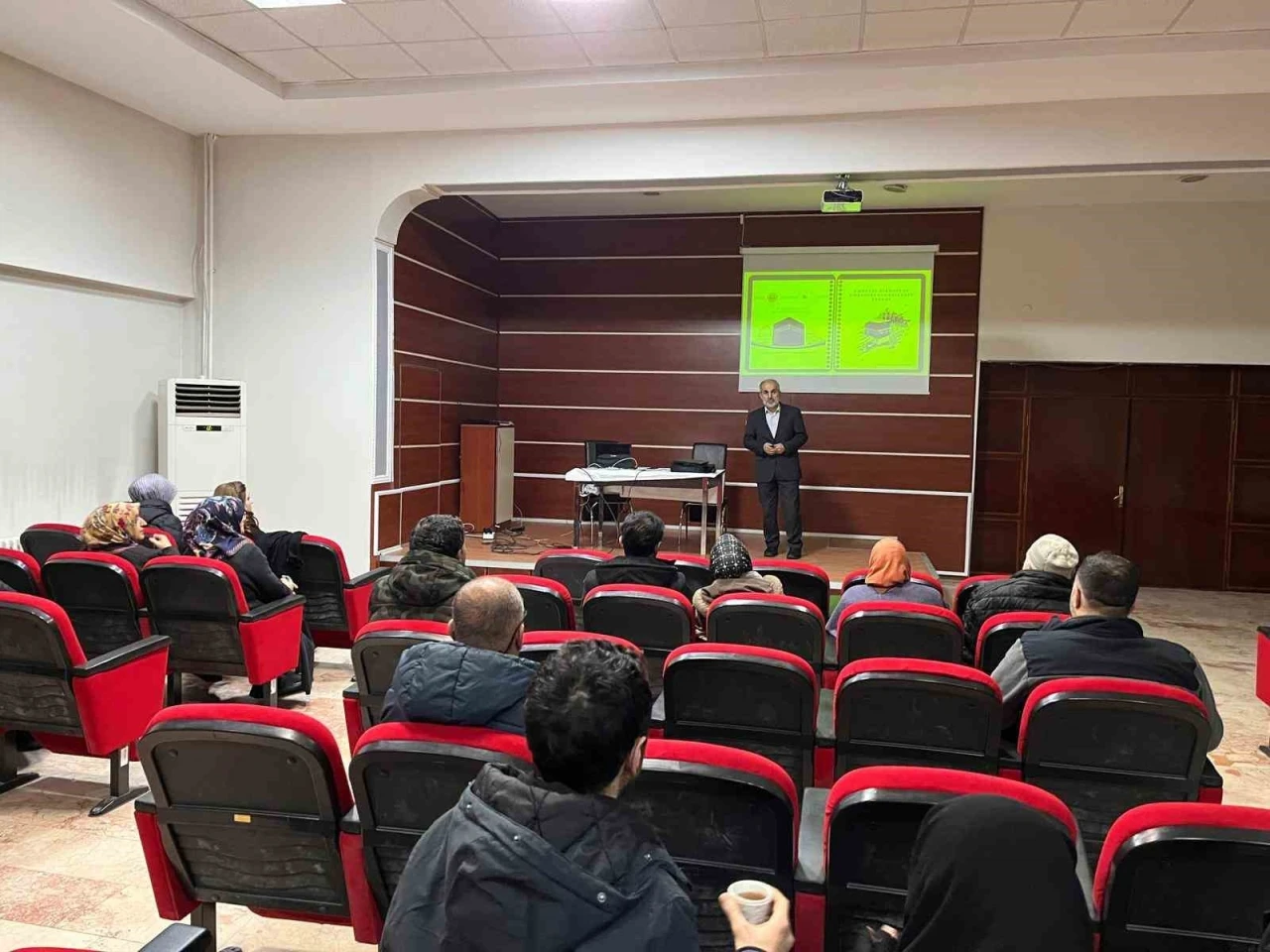 Erzincan&rsquo;da umreci adaylarına seminer verildi

