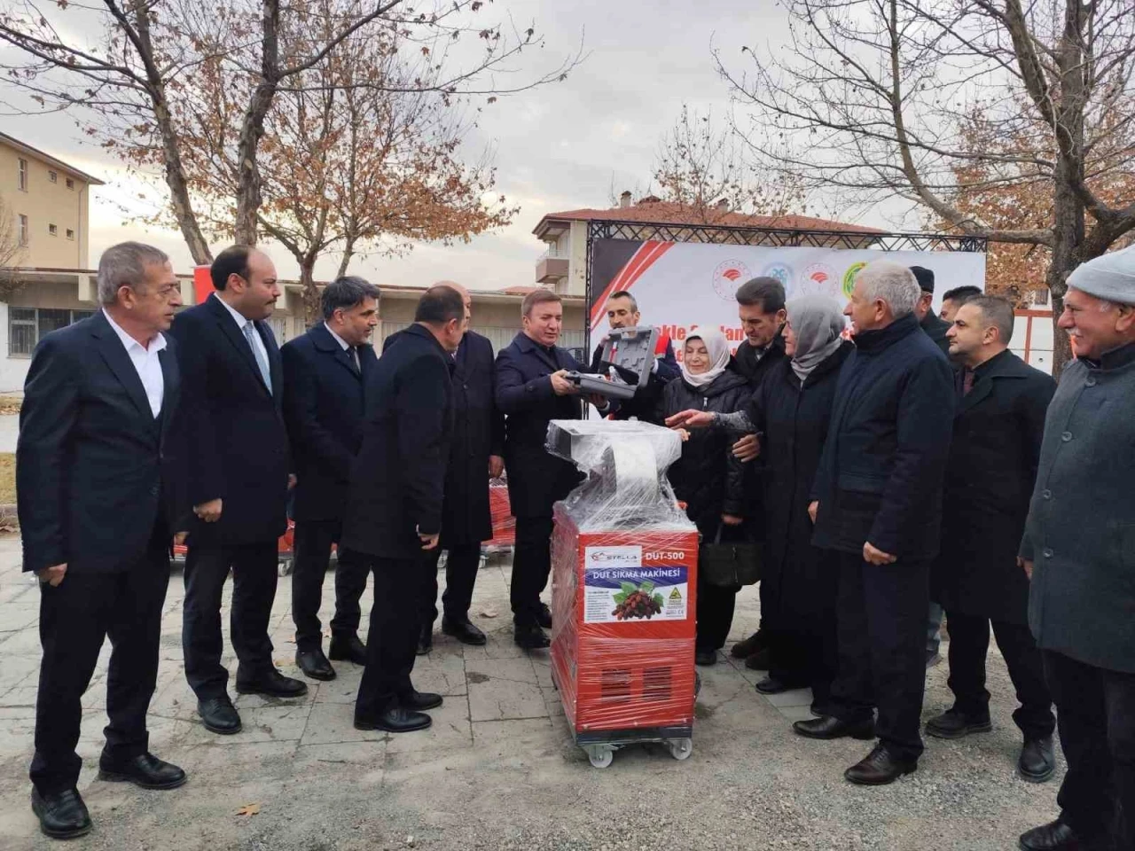 Erzincan&rsquo;da &uuml;reticiye destek: Dut sıkma ve koyun kırkım makinası dağıtıldı
