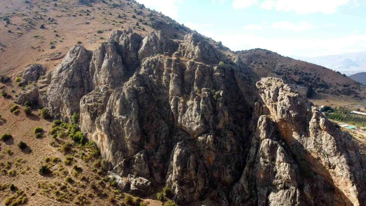 Erzincan’daki Kalecik Kalesinin tarihi Tunç Çağı’na dayanıyor
