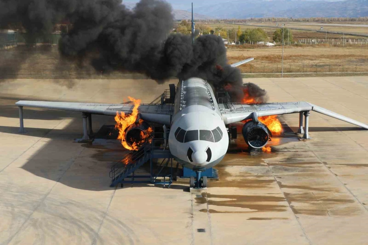 Erzincan Havalimanı’nda gerçekçi uçak yangın tatbikatı yapıldı
