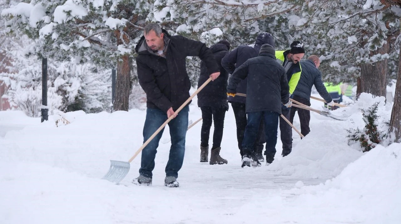 Erzincan kent merkezinde karla m&uuml;cadele &ccedil;alışmaları s&uuml;r&uuml;yor

