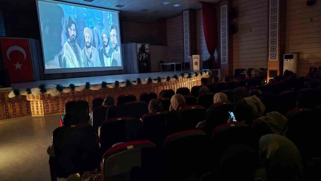 Erzincan M&uuml;ft&uuml;l&uuml;ğ&uuml;nden gen&ccedil;lere manevi sinema etkinliği
