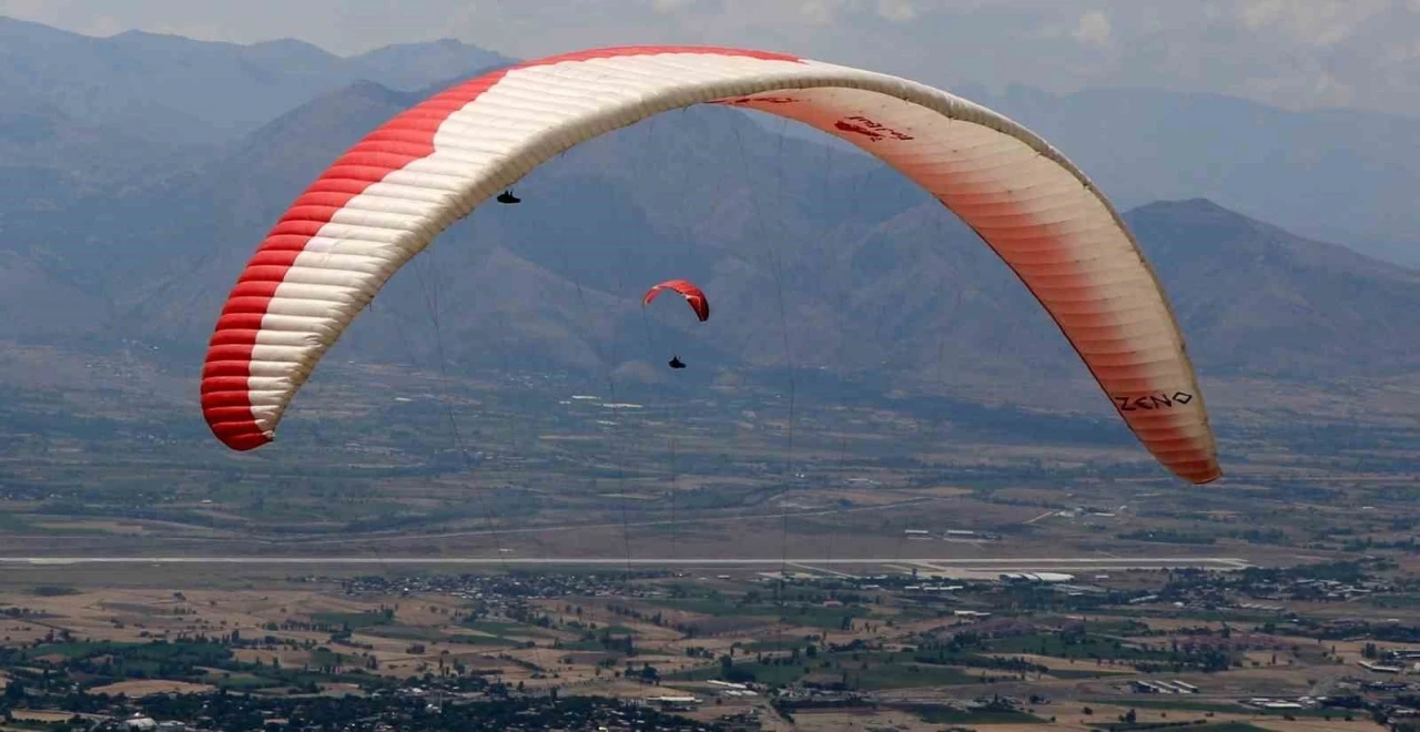 Erzincan semalarında unutulmaz evlilik teklifi: Paraşütle sürpriz!
