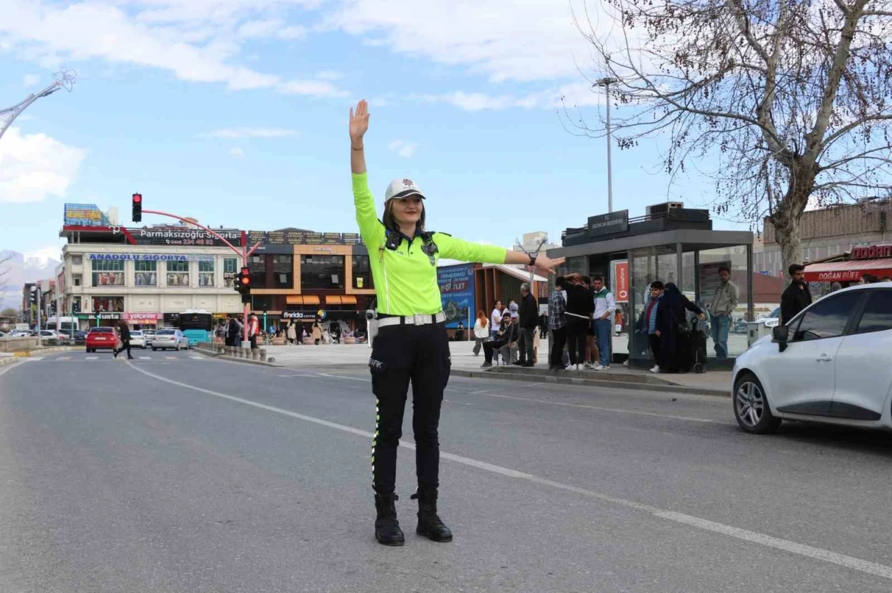 Erzincan trafiğine kadın eli değdi
