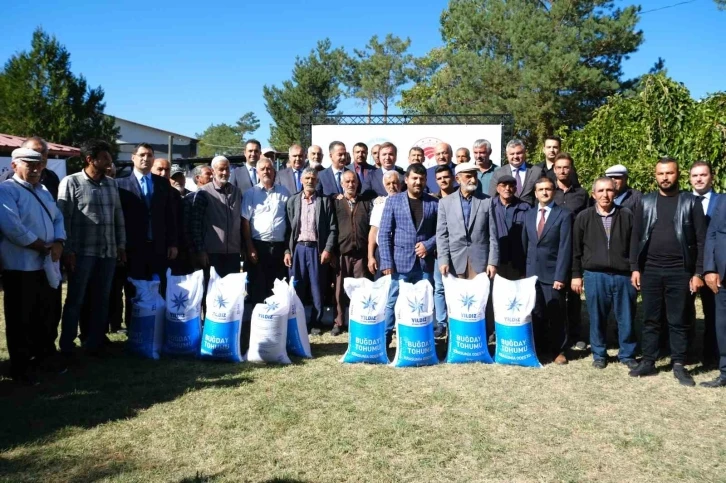 Erzincanlı &ccedil;ift&ccedil;ilere buğday tohumu dağıtıldı
