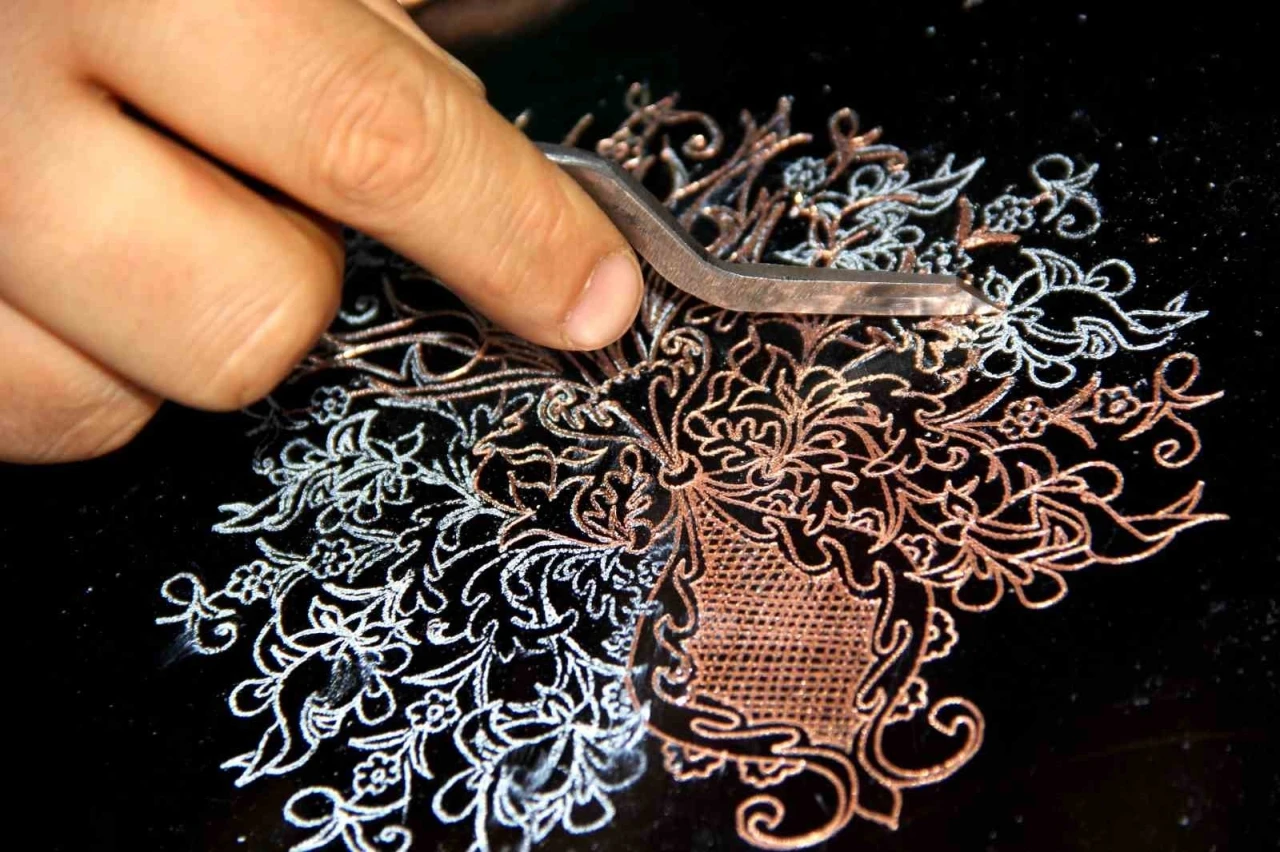 Erzincanlı kadınlar bakır işlemeciliğini yaşatıyor
