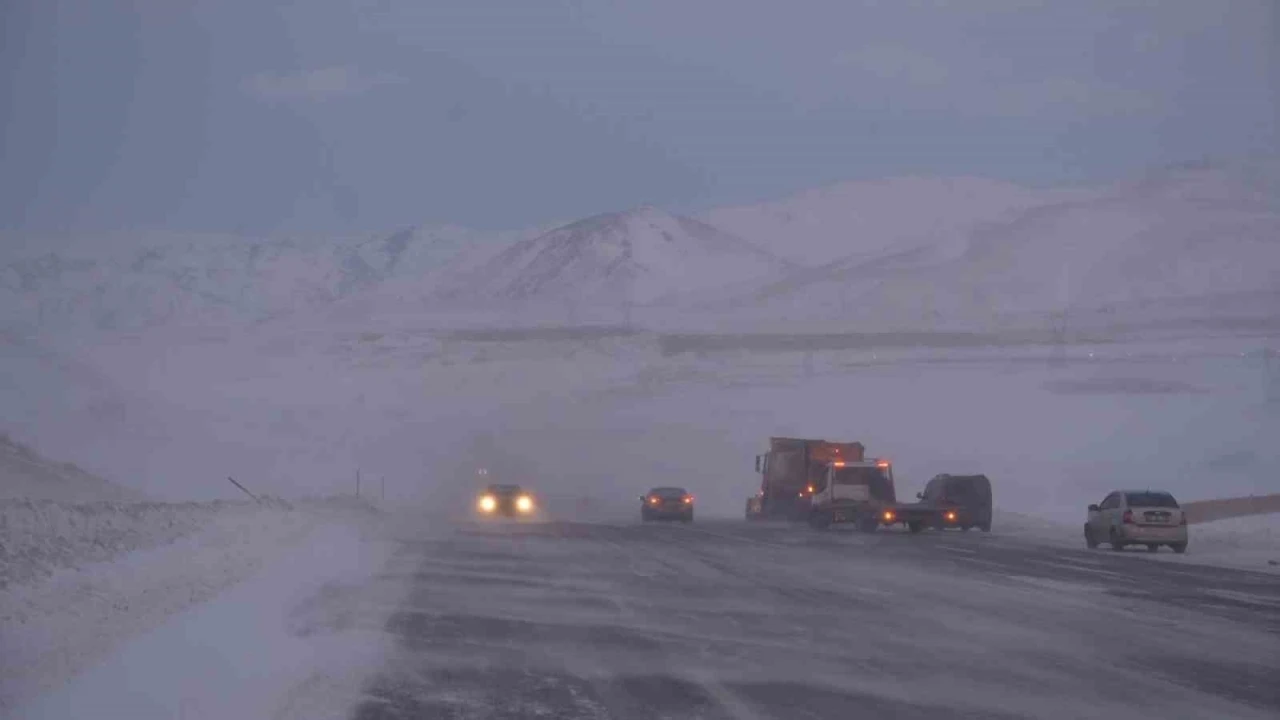 Erzurum-Artvin karayolunda tipi etkili oldu, 6 ara&ccedil; kaza yaptı
