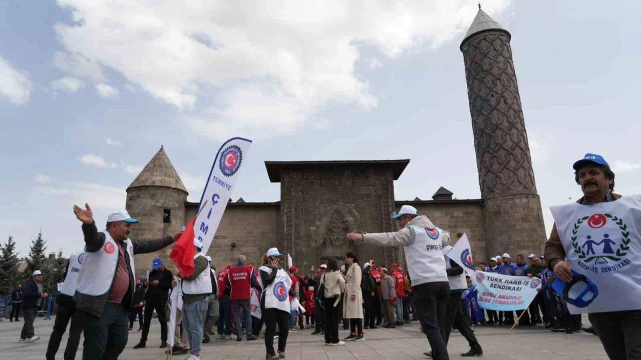 Erzurum’da 1 Mayıs’ın kutlama adresi Yakutiye Kent Meydanı oldu
