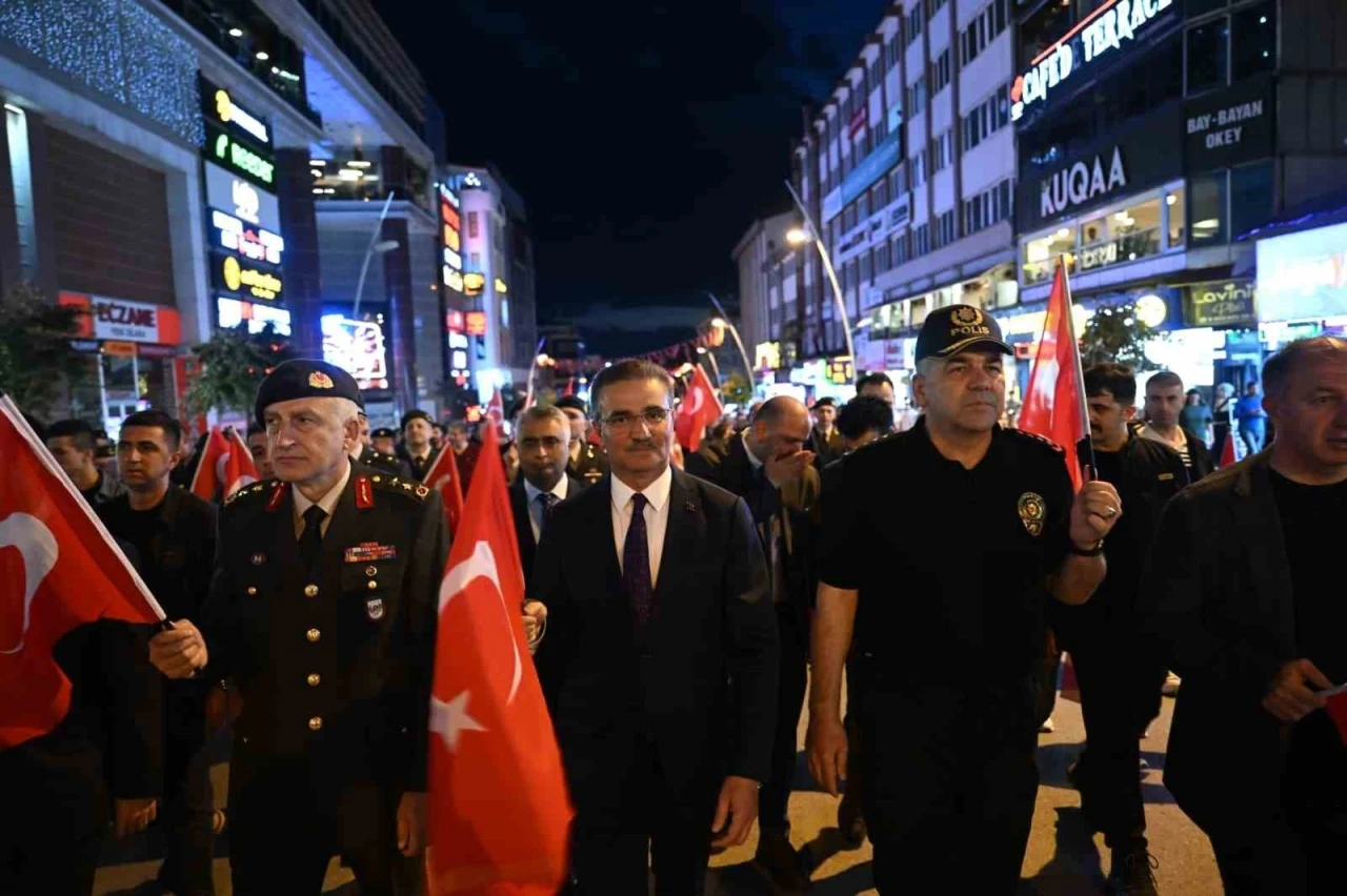 Erzurum&rsquo;da 107. yıllık coşku fener alayı ile renklendi
