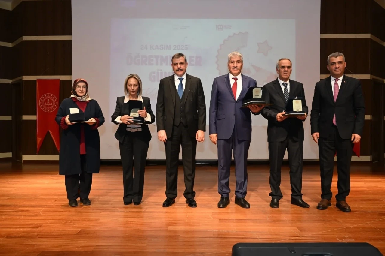 Erzurum’da 24 Kasım Öğretmenler Günü kutlaması
